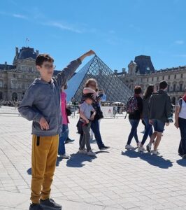 The-Louver-Museum-touching-the-top-of-the-piramid